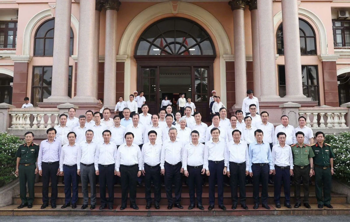 Tổng Bí thư Tô Lâm và Đoàn công tác của Trung ương chụp ảnh lưu niệm cùng lãnh đạo các tỉnh Nam Định, Ninh Bình và Hà Nam