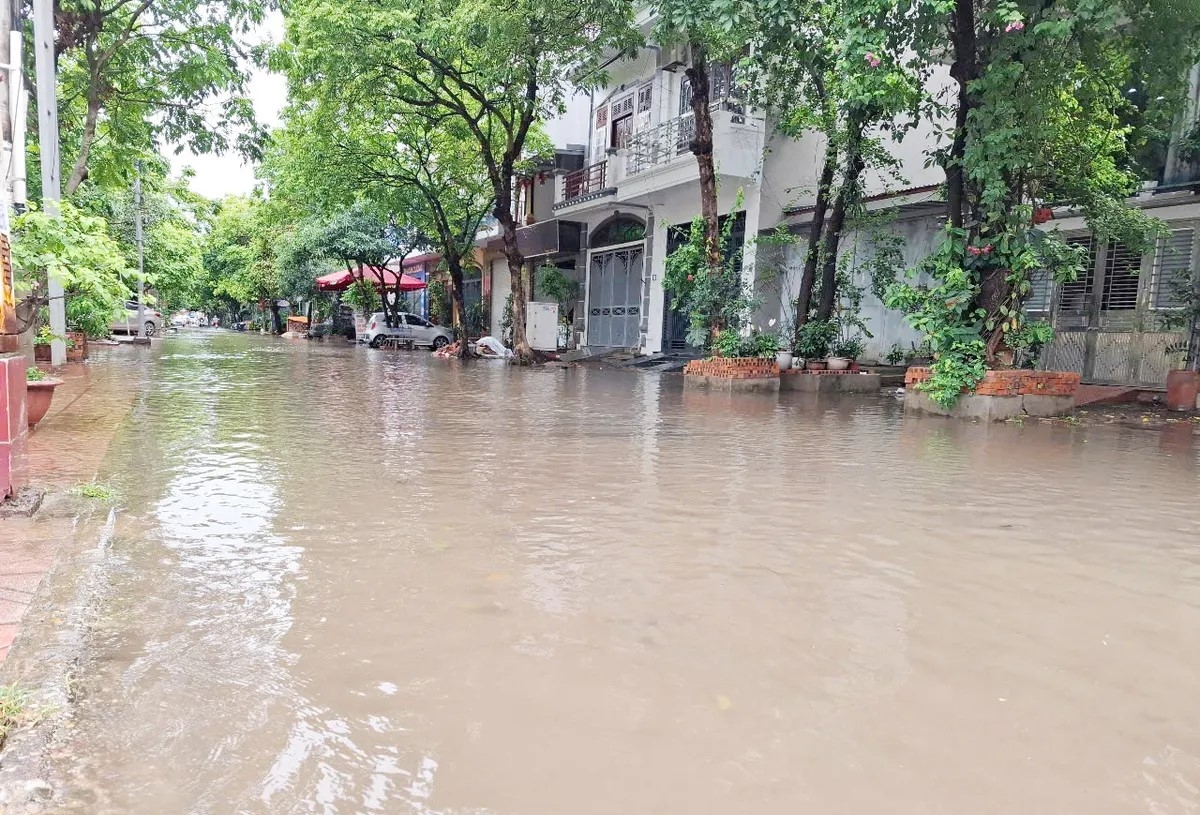 Đến gần 8 giờ sáng 4/6/2025, đường Nguyên Hồng (thành phố Bắc Giang) nước mưa vẫn còn ngập đến cửa nhà dân.