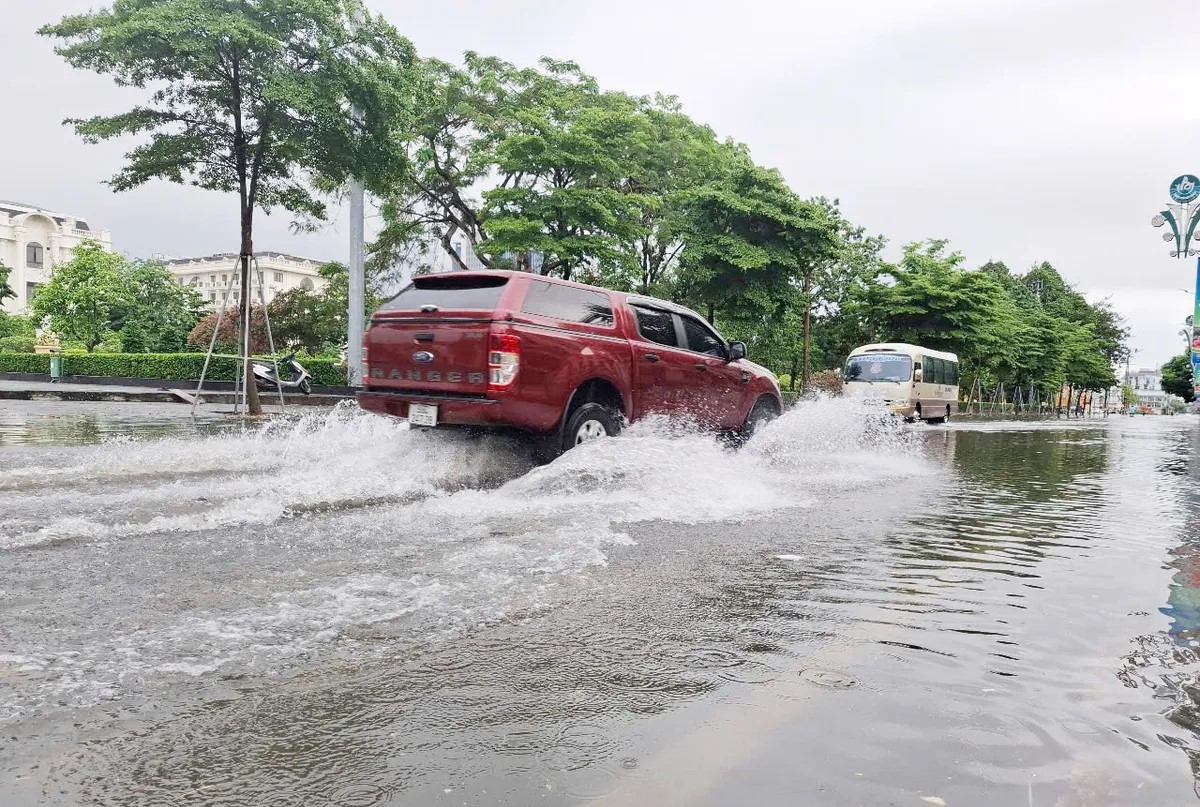 Khu vực bị ngập nước mưa nặng nhất là Quảng trường 3/2. Việc nhiều tuyến đường bị ngập ảnh hưởng đến việc di chuyển của người dân thành phố Bắc Giang khi đi làm việc. Đáng chú ý, học sinh ở thành phố Bắc Giang dự thi THPT vào sáng nay. Trong ảnh: Đường Hoàng Văn Thụ (thành phố Bắc Giang) ngập sâu trong biển nước.
