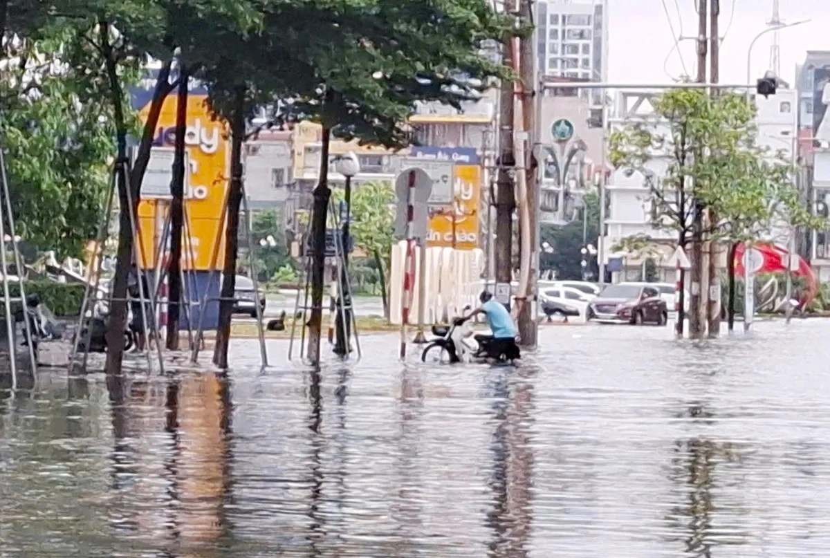 Khu vực Quảng trường 3/2 bị ngập nặng nhất, người dân đi làm phải dắt xe mô tô.