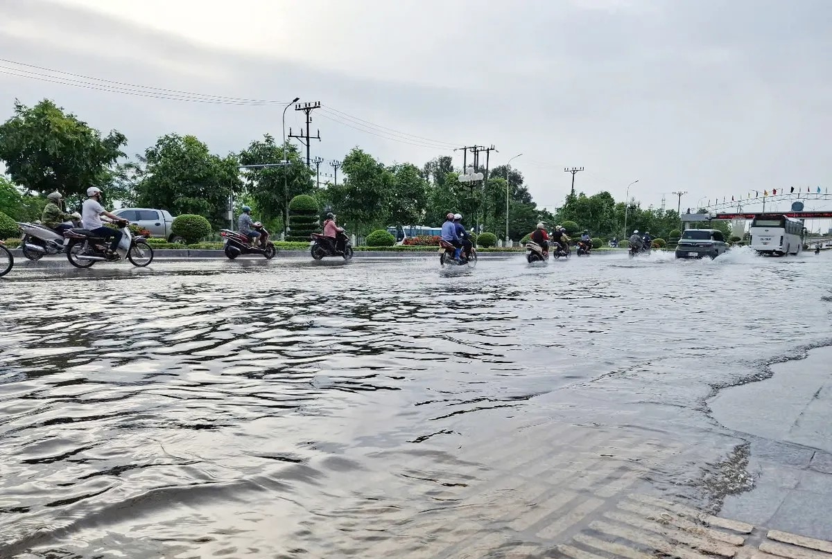 Rạng sáng 4/6, trời đổ mưa to ở thành phố Bắc Giang. Đầu giờ sáng, trời đã tạnh mưa. Tuy nhiên, nhiều tuyến đường ở thành phố Bắc Giang vẫn chìm trong "biển nước", thậm chí có nơi ngập sâu gần 1m. Trong ảnh: Đường Hùng Vương (thành phố Bắc Giang) có nhiều điểm ngập nước vào 6 giờ sáng 4/6/2025