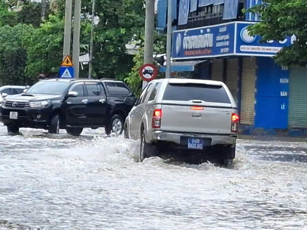 Đường Quách Nhẫn (thành phố Bắc Giang) cũng có nhiều điểm ngập nước mưa. Trước đó, thành phố Bắc Giang cũng có nhiều lần ngập sâu trong biển nước sau khi trời mưa to.