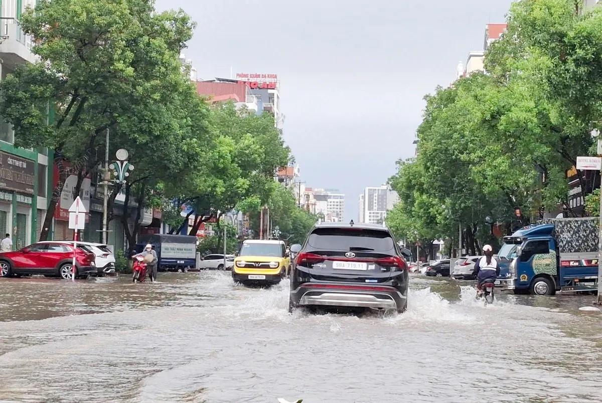 Đến 7 giờ 30 phút sáng 4/6, đường Nguyễn Thị Minh Khai (thành phố Bắc Giang) vẫn còn ngập sâu trong nước mưa.