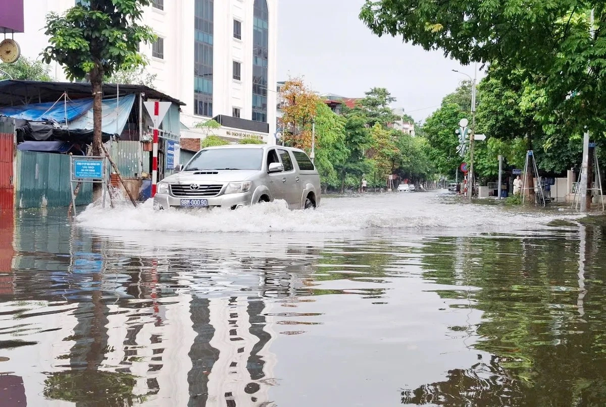 Anh Nguyễn Văn Thắng ở phường Hoàng Văn Thụ (thành phố Bắc Giang) cho biết, do nhiều tuyến đường bị ngập sâu trong nước mưa, nên anh phải đi vòng qua nhiều tuyến phố mới đến được cơ quan làm việc.