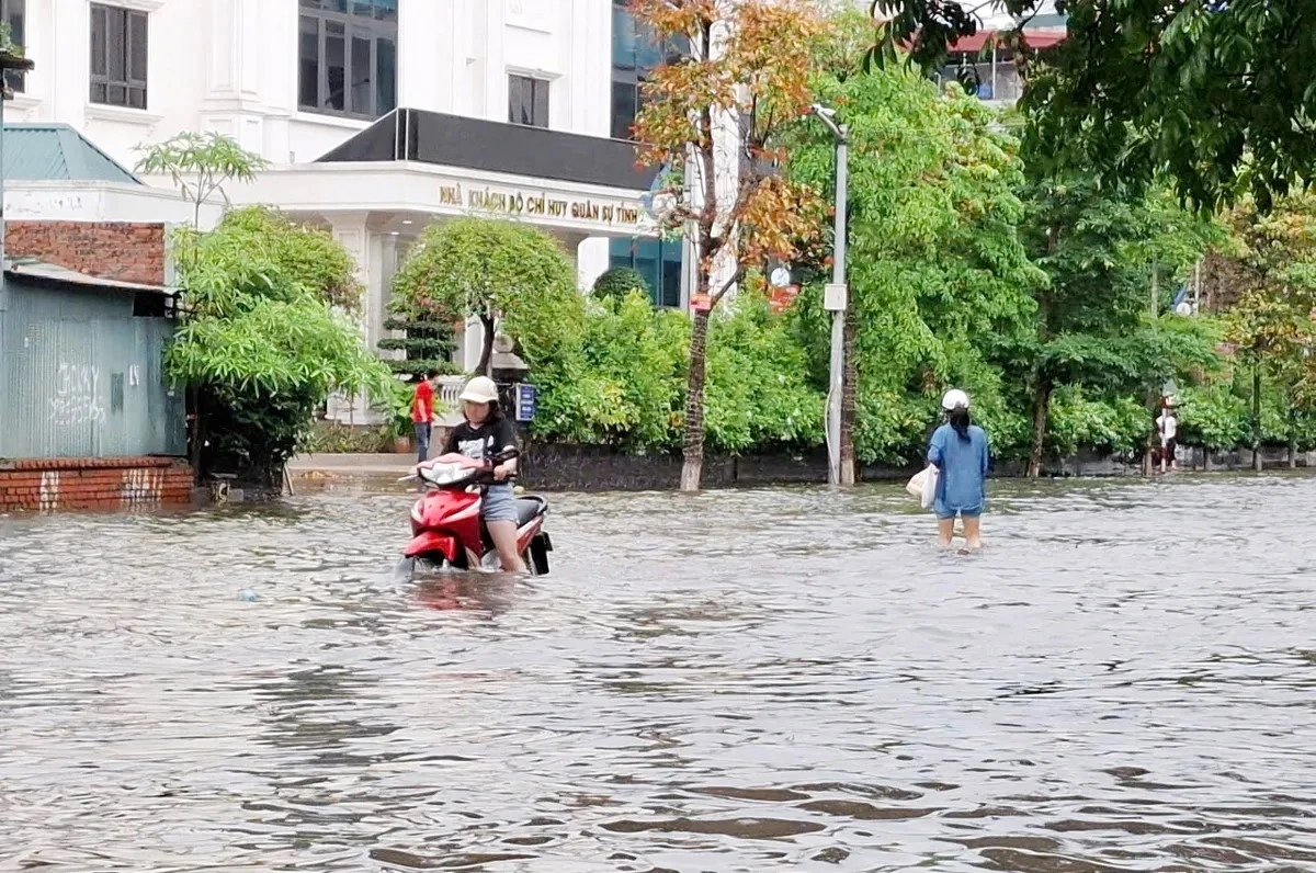 Đường Ngô Văn Cảnh (thành phố Bắc Giang) cũng chìm trong biển nước.