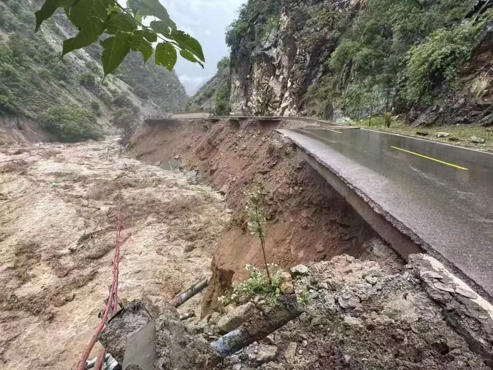 Một đoạn đường bị sạt lở ở huyện Đức Khâm, châu tự trị Địch Khánh, tỉnh Vân Nam. Ảnh do Đội cảnh sát giao thông huyện Đức Khâm cung cấp