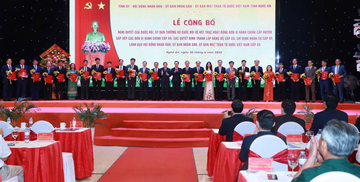 Thường Trực Tỉnh ủy Nghệ An trao quyết định cho 130 Bí thư Đảng ủy xã, phường mới.