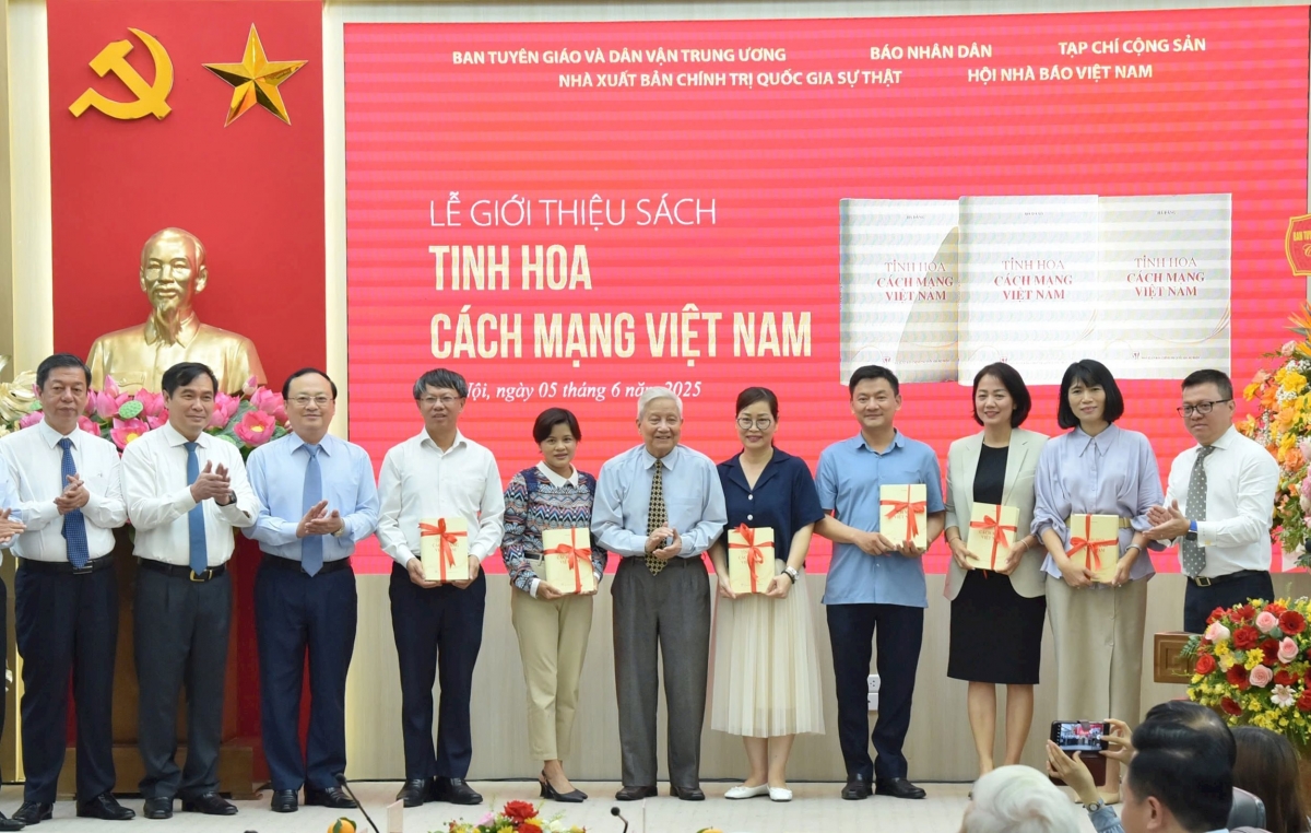 Nhà báo Hà Đăng tặng sách cho đại diện một số đơn vị