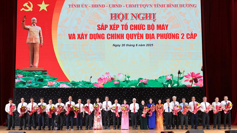 Lãnh đạo tỉnh tặng hoa tri ân 23 đồng chí nhận quyết định nghỉ hưu