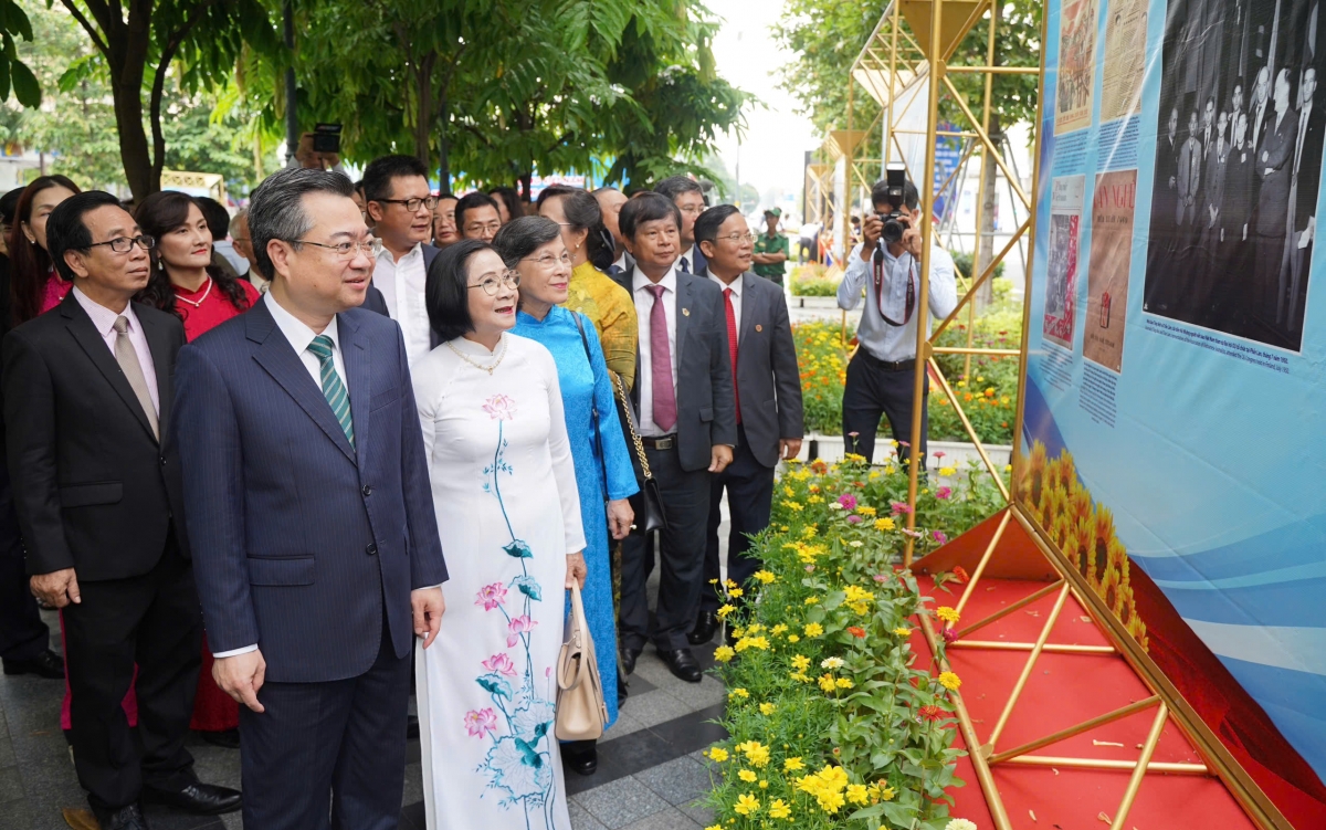 Lãnh đạo và nguyên lãnh đạo TP.HCM thăm quan triển lãm