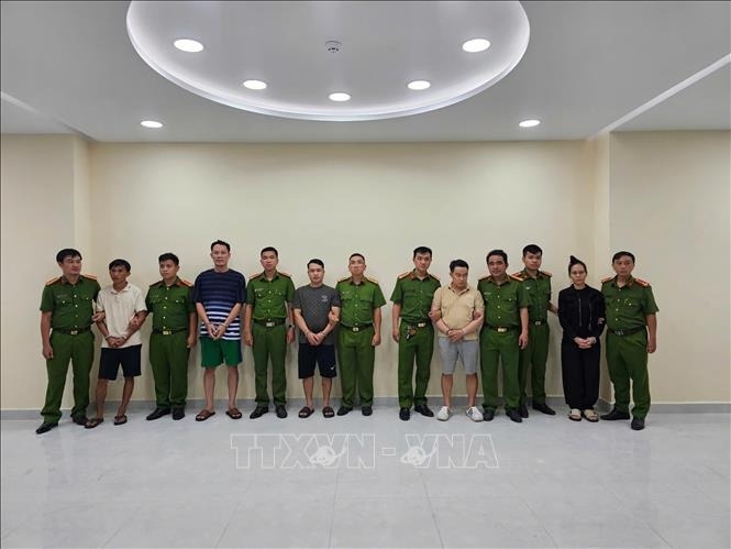 Các đối tượng trong đường dây sản xuất dầu nhớt giả. Ảnh: TTXVN