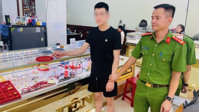 Đối tượng Trần Hồng Phong và vật chứng thu giữ tại 1 tiệm vàng trên địa bàn
(Ảnh: Công an tỉnh Quảng Ninh cung cấp)