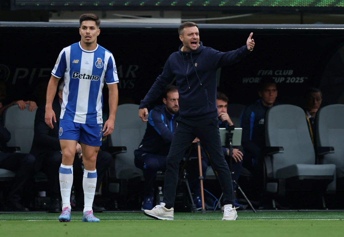 HLV Anselmi của Porto. (Ảnh: Reuters). 