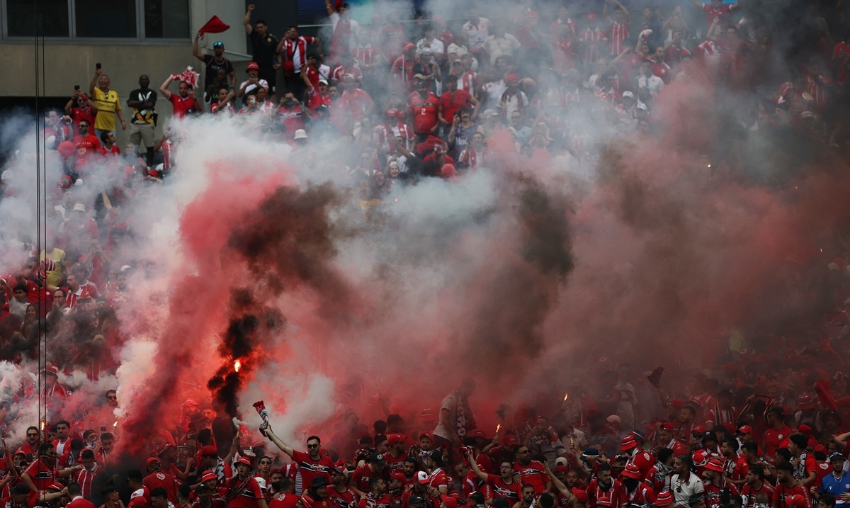 Các CĐV Wydad đốt pháo sáng và pháo khói ăn mừng bàn thắng. (Ảnh: Reuters). 