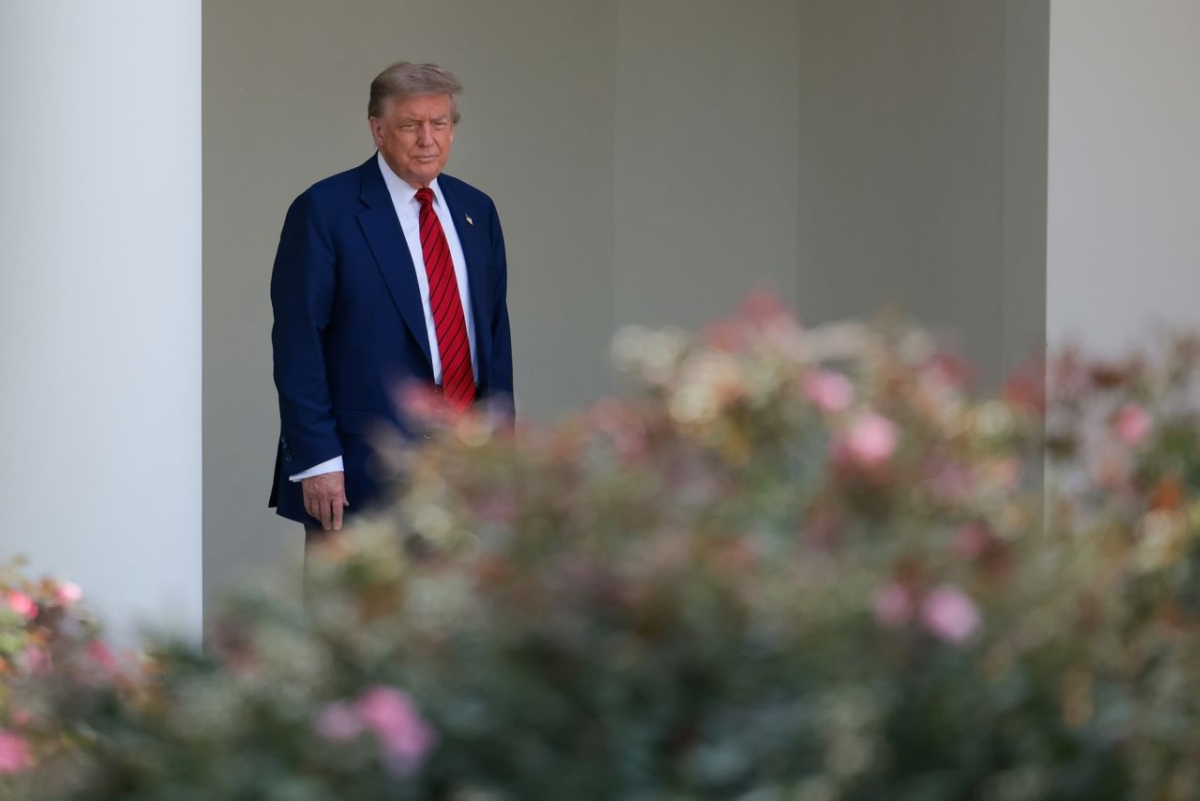 Tổng thống Mỹ Donald Trump rời khỏi Phòng Bầu dục. Ảnh: Getty