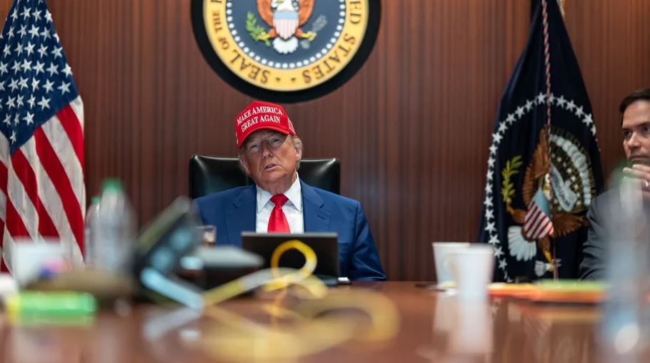 Tổng thống Trump theo dõi tình hình trong Phòng Tình huống. Trong thông điệp đăng trên mạng xã hội Truth Social, ông Trump cho biết: "Chúng tôi đã hoàn tất cuộc tấn công rất thành công nhằm vào ba cơ sở hạt nhân của Iran, bao gồm Fordow, Natanz và Isfahan. Tất cả máy bay hiện đã rời khỏi không phận Iran. Một lượng lớn bom đã được thả xuống mục tiêu chính là Fordow".