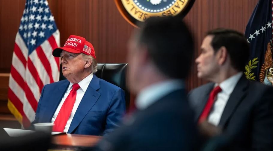 Tổng thống Trump cùng Ngoại trưởng Rubio và Bộ trưởng Quốc phòng Hegseth - hai nhân vật chủ chốt trong đội ngũ hoạch định chiến lược và an ninh quốc gia. Hình ảnh thể hiện vai trò chỉ đạo trực tiếp của Tổng thống trong một trong những chiến dịch quân sự được xem là có tính bước ngoặt nhất tại Trung Đông những năm gần đây.