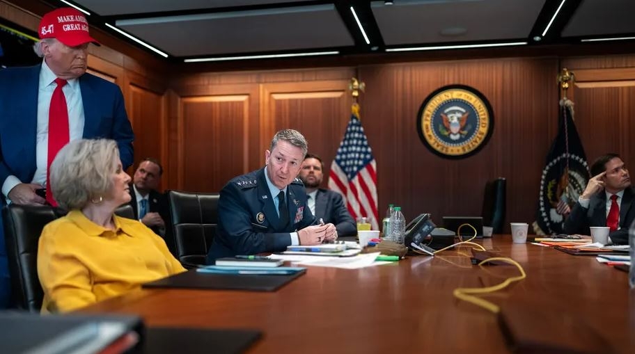 Các thành viên nội các của Tổng thống Trump cùng các quan chức cấp cao, bao gồm Chủ tịch Hội đồng Tham mưu trưởng Liên quân Mỹ - Tướng Daniel Caine, có mặt tại Phòng Tình huống ngày 21/6/2025. Ông Trump cho biết, các quan chức cấp cao của chính quyền sẽ tổ chức một cuộc họp báo vào sáng 22/6 (giờ Mỹ) tại Lầu Năm Góc để thông tin chi tiết về chiến dịch tấn công các cơ sở hạt nhân của Iran.
