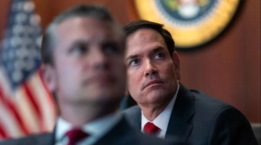 Ngoại trưởng Marco Rubio chăm chú quan sát các diễn biến từ phía sau Bộ trưởng Quốc phòng Pete Hegseth tại Phòng Tình huống, trong bối cảnh đội ngũ an ninh quốc gia Mỹ họp bàn và giám sát chiến dịch quân sự quan trọng diễn ra tại Trung Đông.