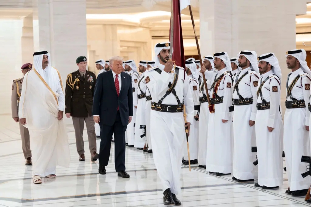 Tổng thống Mỹ Donald Trump và Thủ tướng Qatar Sheikh Tamim bin Hamad al-Thani, ở Doha, hồi tháng 5/2025. Ảnh: NY Times
