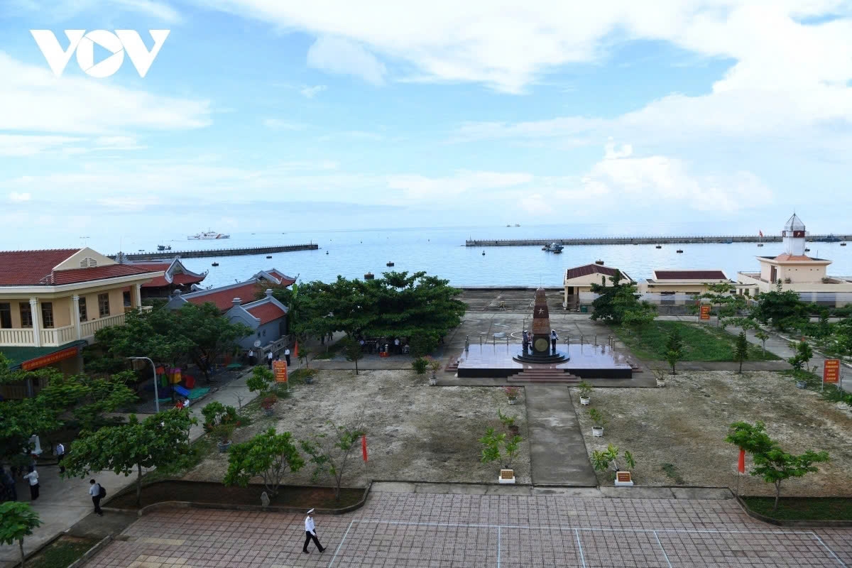 The period from March to June is ideal for mainland delegations to visit and encourage officers, soldiers, and residents on the Truong Sa archipelago.