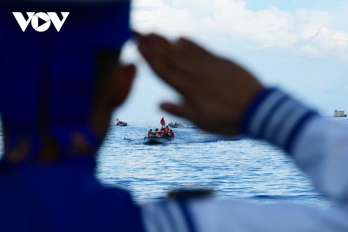 At most islands such as Da Tay A, ships anchor offshore and delegation members transfer to the island by motorboat.