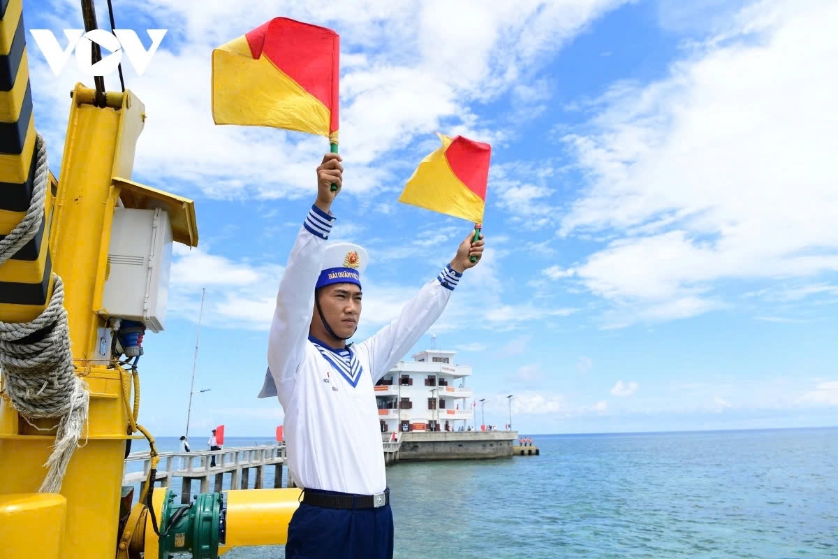 A navy soldier serves as navigator, guiding boats to Len Dao.