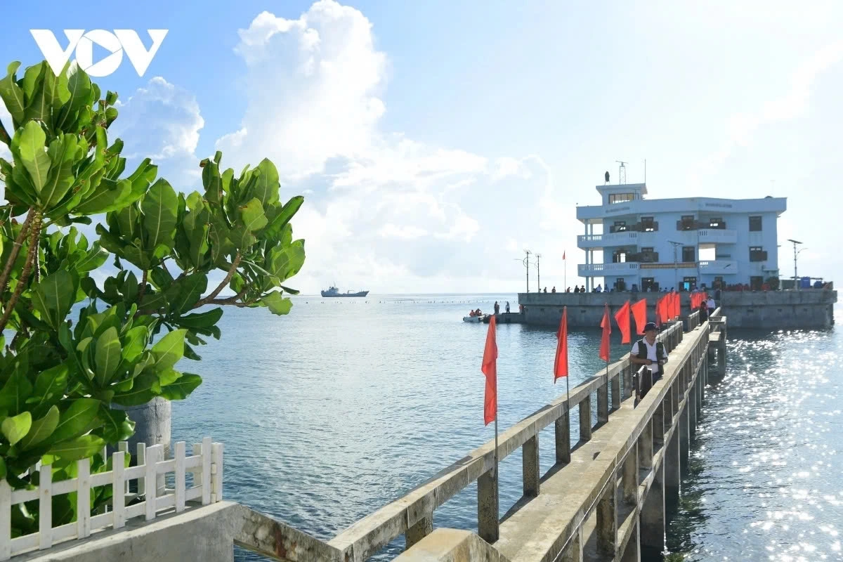 Co Lin island, about seven nautical miles west of Len Dao, is marked by the deep green of square-fruit barringtonia trees.
