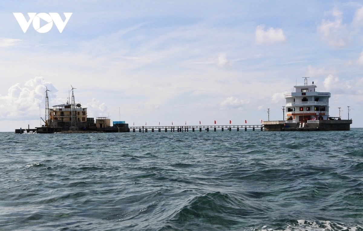 Da Thi Island is calm during the quiet season, but it faces about 130 days of strong winds each year and is often battered by high waves during storms.