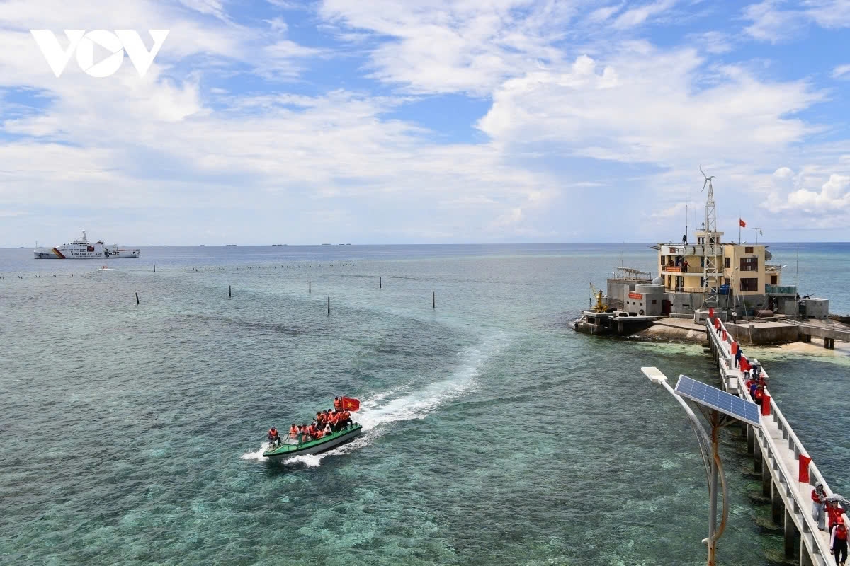 A motorboat glides smoothly through the waves, carrying the delegation to Len Dao island.