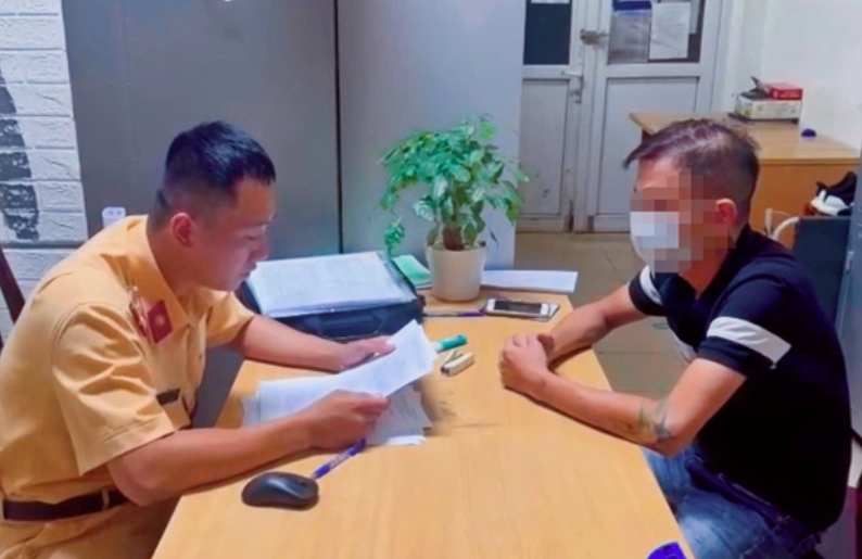 Tài xế xe khách tại cơ quan công an