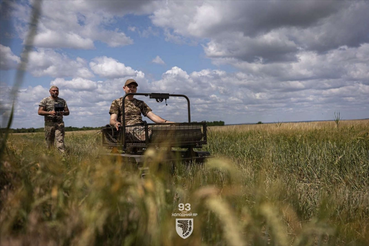 Militarnyi lưu ý rằng việc sử dụng drone mặt đất ngày càng phổ biến trên chiến trường ở Ukraine. Một ví dụ gần đây là một loại drone sơ tán mới.