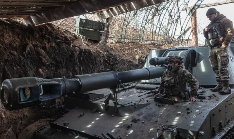 Người lính Ukraine rời khỏi cabin pháo DS3 ở tỉnh Donetsk, vào ngày 5/3/2025. Ảnh: Anadolu/Getty Images