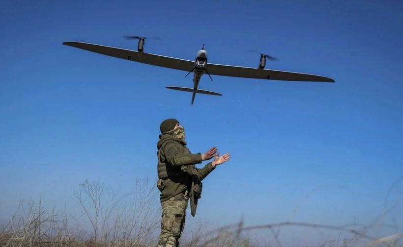 Ukraine sử dụng máy bay không người lái tấn công các căn cứ của Nga. Ảnh: Reuters