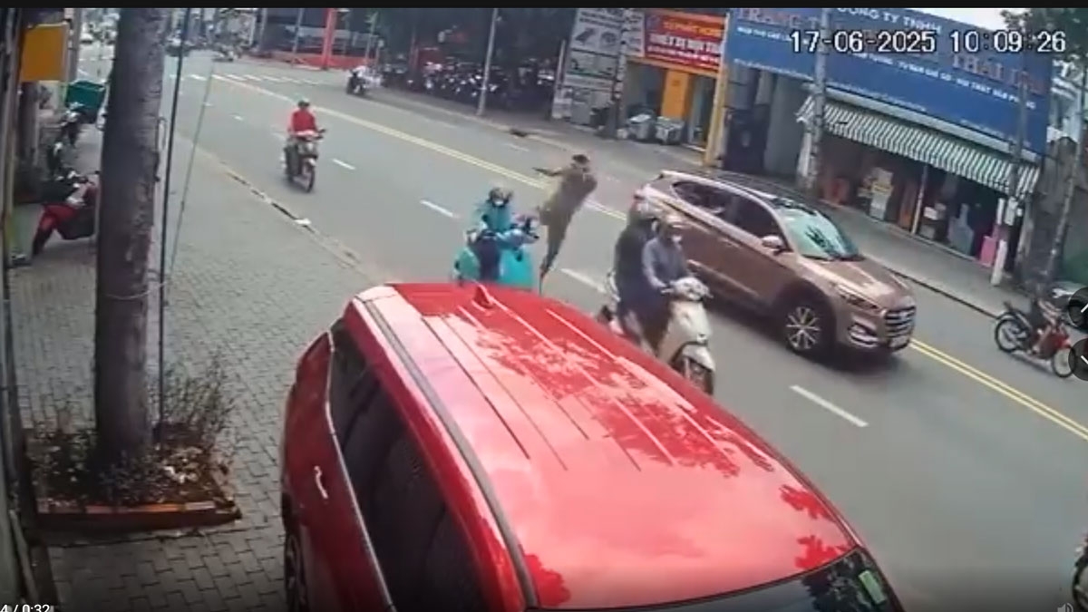 Hình ảnh người đàn ông đạp nữ tài xế xe ôm công nghệ 