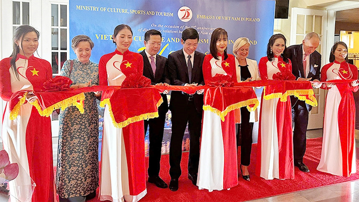 Các đại biểu cắt băng khai mạc Triển lãm “Sắc màu văn hóa Việt Nam”.