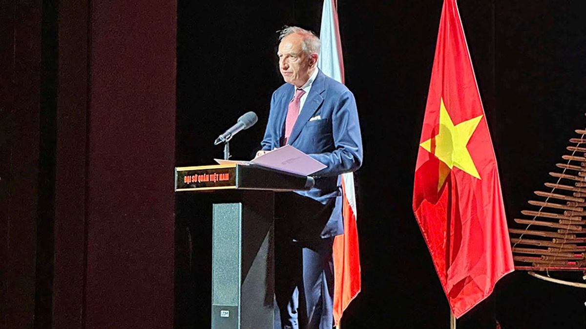 Ông Wladyslaw Teofil Bartoszewski, Quốc Vụ Khanh, Bộ Ngoại giao Ba Lan phát biểu tại buổi khai mạc Chương trình nghệ thuật “Tinh hoa văn hóa Việt Nam”.