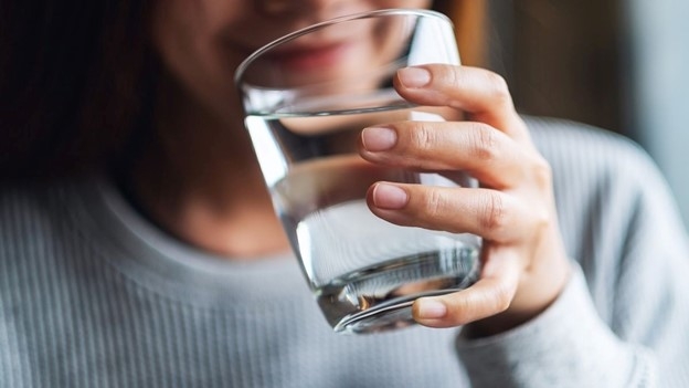 Uống nước sai cách cực hại cho sức khỏe nhưng không phải ai cũng biết. Ảnh: Getty Images