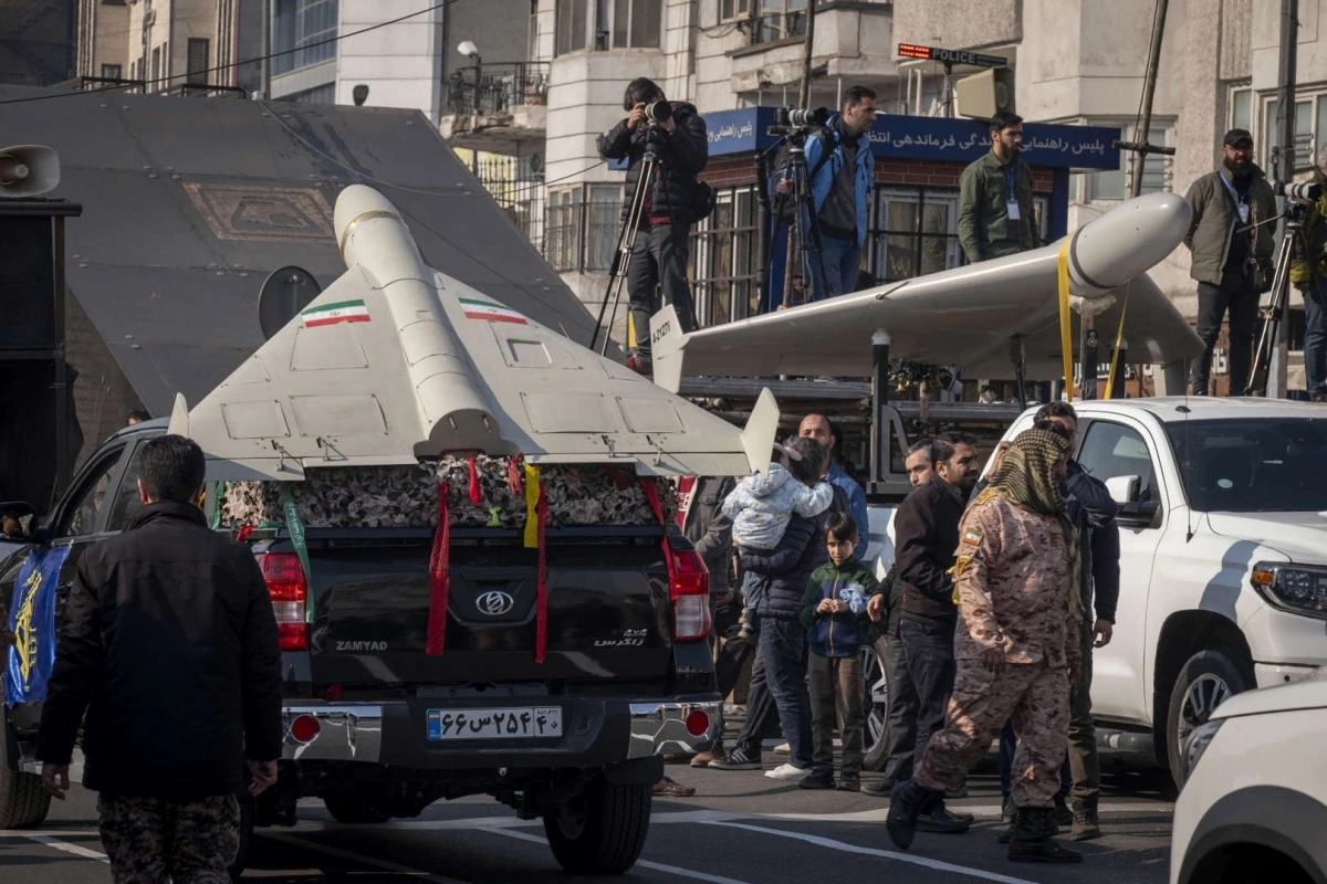Tuy nhiên, có ý kiến cho rằng chiếc UAV nâng cấp này có nguồn gốc từ Iran và là một trong những mẫu đầu tiên do Tehran sản xuất. Mảnh vỡ UAV được Ukraine thu giữ có in dòng chữ MS001 bằng ký tự Latin, được cho là dấu hiệu nhận dạng cho thấy đây là sản phẩm của Iran.