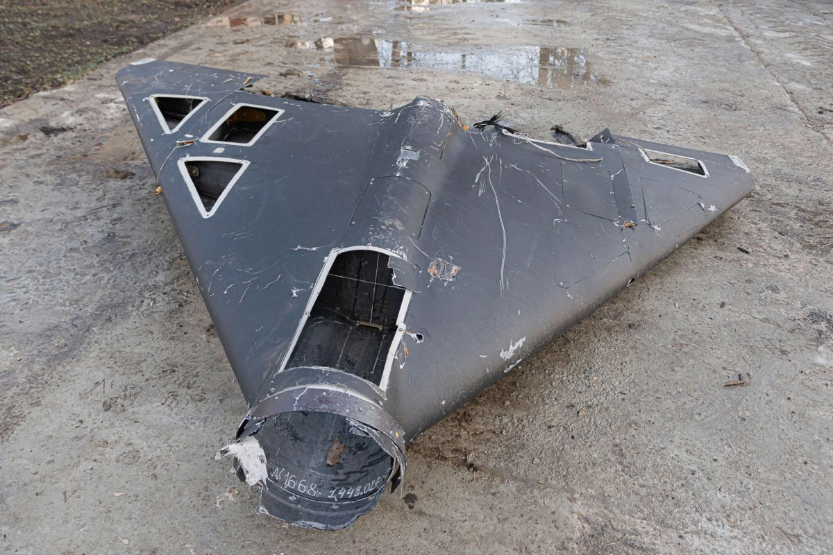 Cũng theo Militarnyi, số hiệu và thiết kế UAV trùng khớp với mô tả về Shahed-236 trong tài liệu kỹ thuật Nga liên quan đến việc sản xuất UAV Iran tại Nga.