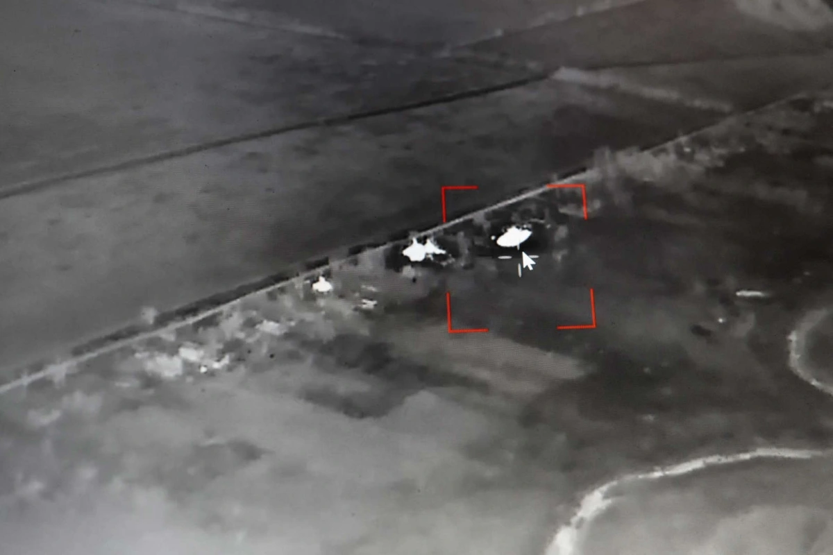 Hình ảnh được kênh Telegram eRadar đăng tải cho thấy mái vòm cảm biến ảnh nhiệt trên UAV tấn công được gắn ở phía trên hệ thống, gần phần mũi UAV và ăng ten liên lạc được bố trí ngay bên cạnh.