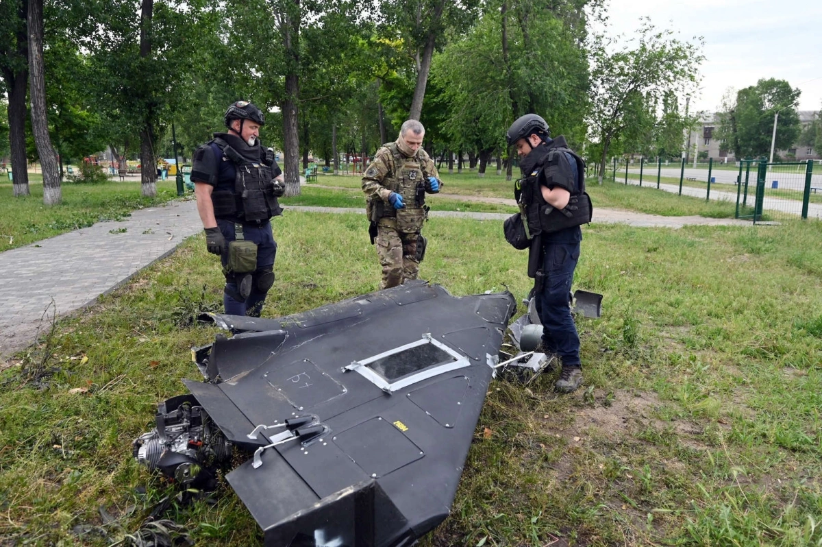 Militarnyi nhận định rằng vị trí đặt ăng ten cho thấy UAV có thể được điều khiển từ trạm chỉ huy mặt đất. Một chi tiết nổi bật khác là sự hiện diện của máy tính công nghiệp đơn bảng Nvidia Jetson. Máy tính đơn bảng, tức là toàn bộ hệ thống máy tính được tích hợp trên một bảng mạch duy nhất, do hãng Nvidia phát triển thuộc dòng Jetson chuyên dùng cho các ứng dụng trí tuệ nhân tạo (AI), thị giác máy tính (computer vision) và robot.