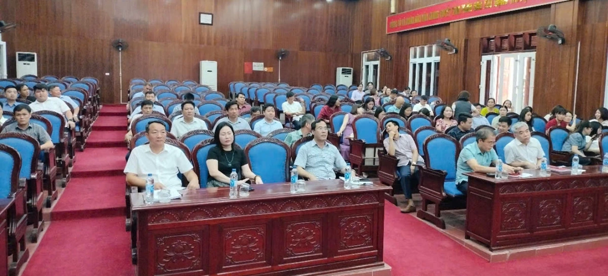 Tại điểm cầu huyện Văn Giang, lãnh đạo huyện và các đại biểu có mặt đầy đủ tham dự trực tuyến tập huấn toàn quốc về tổ chức bộ máy vận hành chính quyền địa phương 2 cấp.