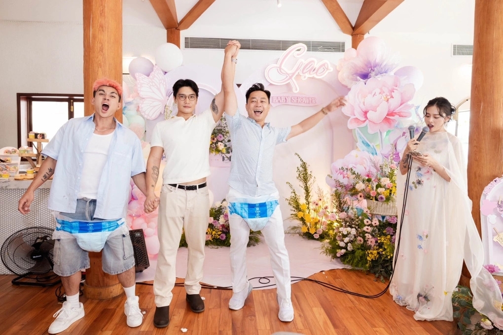 Ca sĩ Jun Phạm, chuyên gia trang điểm Nam Trung 'quậy' hết mình trong tiệc chào mừng con gái sắp ra đời của Ngô Thanh Vân.