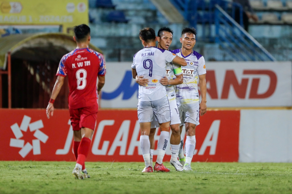 Văn Quyết có vai trò rất quan trọng trong lối chơi của Hà Nội FC (Ảnh: VPF).