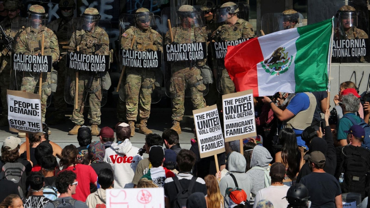 Lực lượng Vệ binh Quốc gia California đứng gác trước Tòa nhà Liên bang Edward R. Roybal ở Los Angeles, ngày 9/6/2025. Ảnh: Reuters.