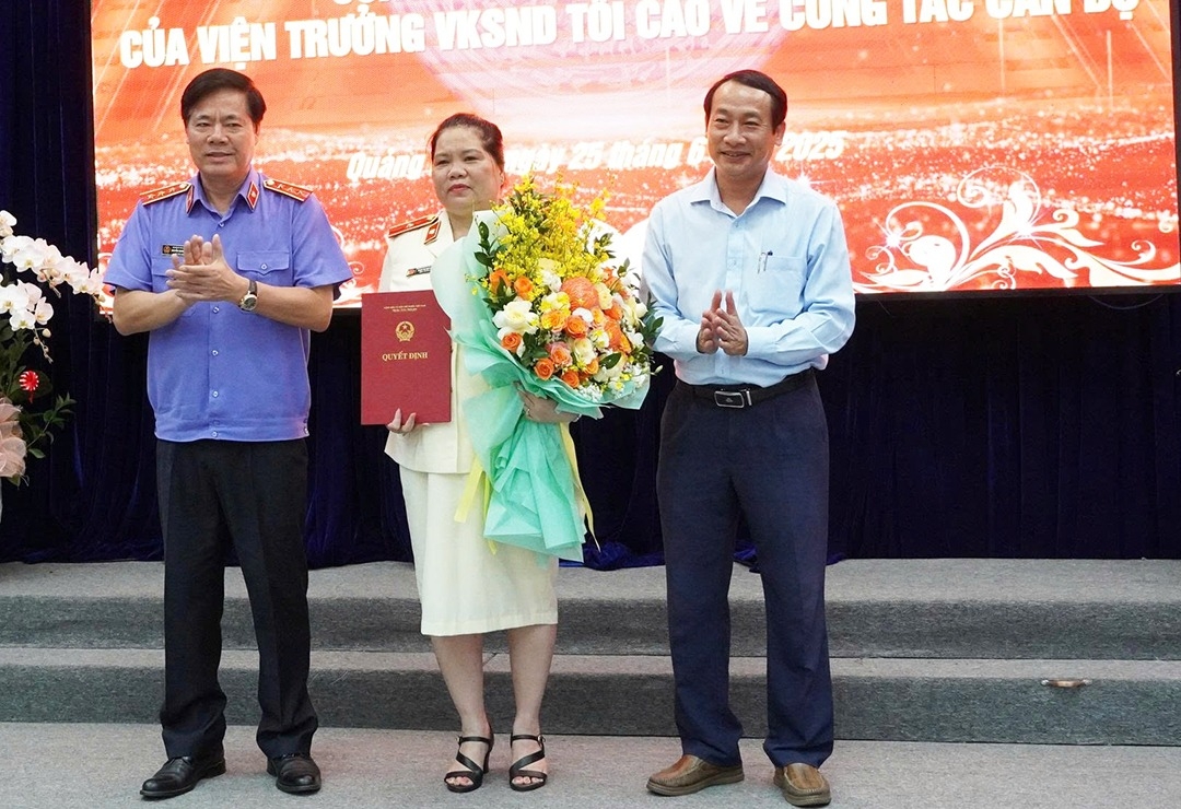 Ông Nguyễn Quang Dũng, Phó Viện trưởng Viện Kiểm sát Nhân dân tối cao (ngoài cùng bên trái) chúc mừng bà Phạm Thị Kim Liên