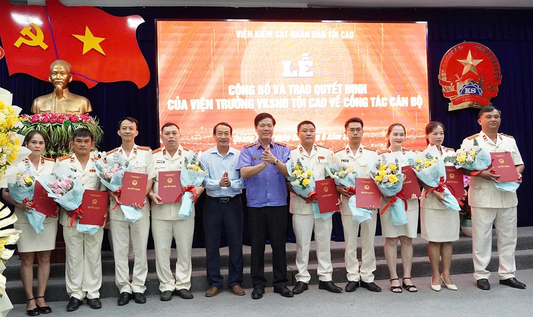 Ông Nguyễn Quang Dũng, Phó Viện trưởng Viện Kiểm sát Nhân dân tối cao chúc mừng các cán bộ được bổ nhiệm.