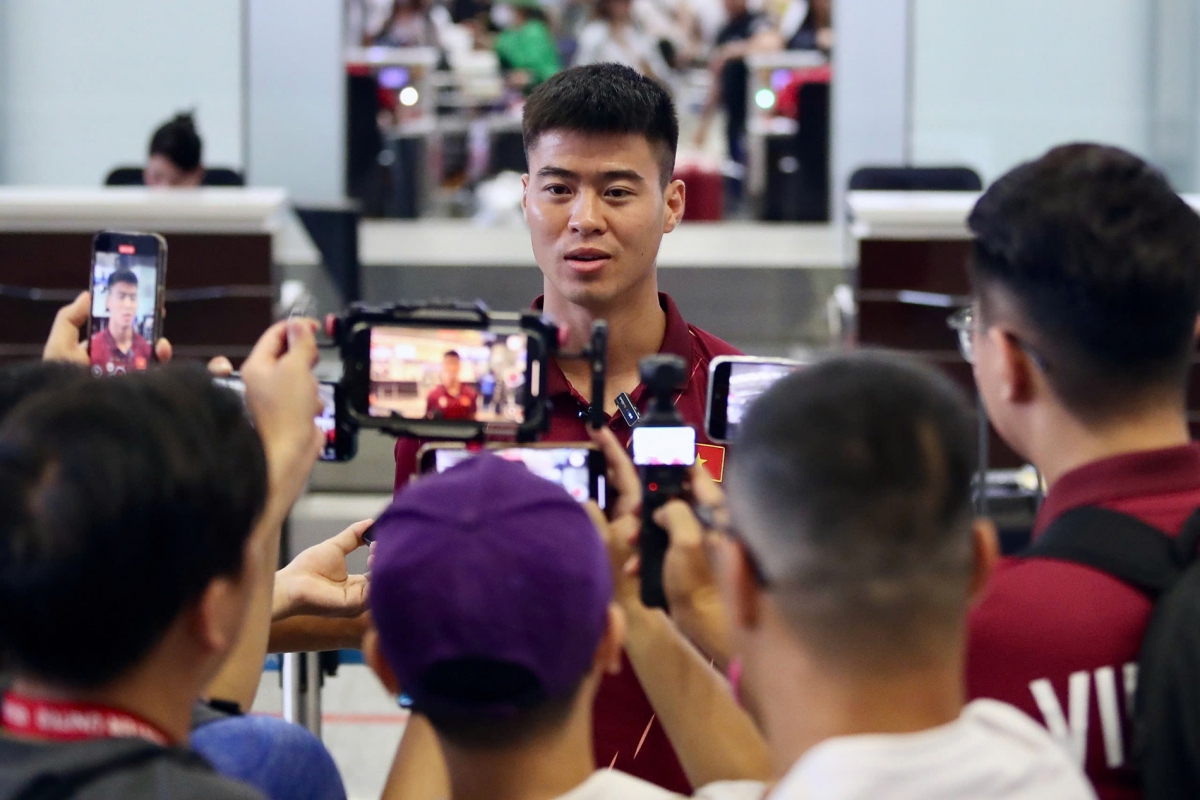 Captain Do Duy Manh speaks to reporters at Noi Bai International Airport on June 6. (Photo: vietnamnet.vn)