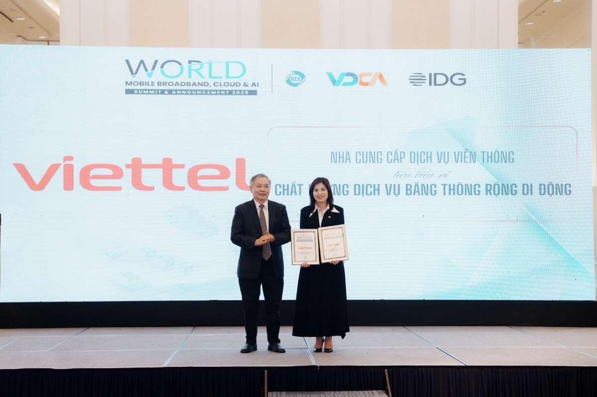 Bà Nguyễn Hà Thành, Phó Tổng Giám đốc Tổng Công ty Viễn thông Viettel lên nhận giải thưởng